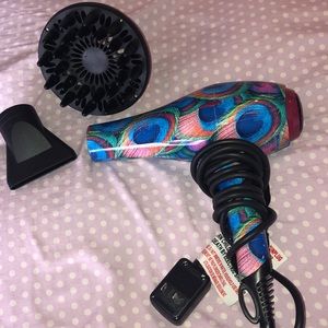 GEM force hairdryer with both detachable nozzles.